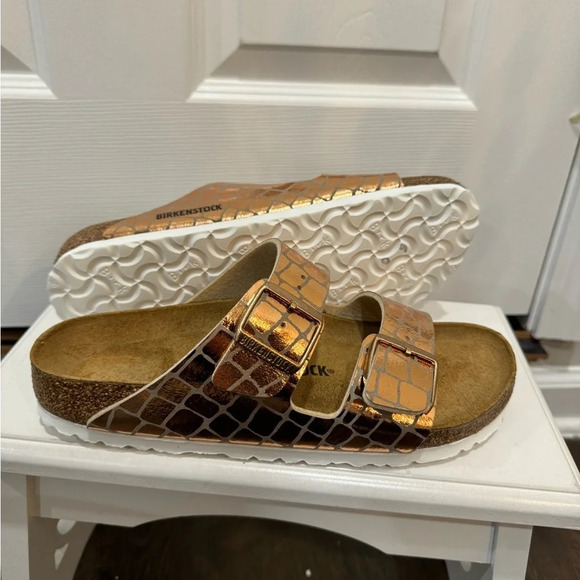 Birkenstock New
Arizona Gator copper
Gleam Two-Strap Comfort Sanda
$100 - Picture 6 of 9